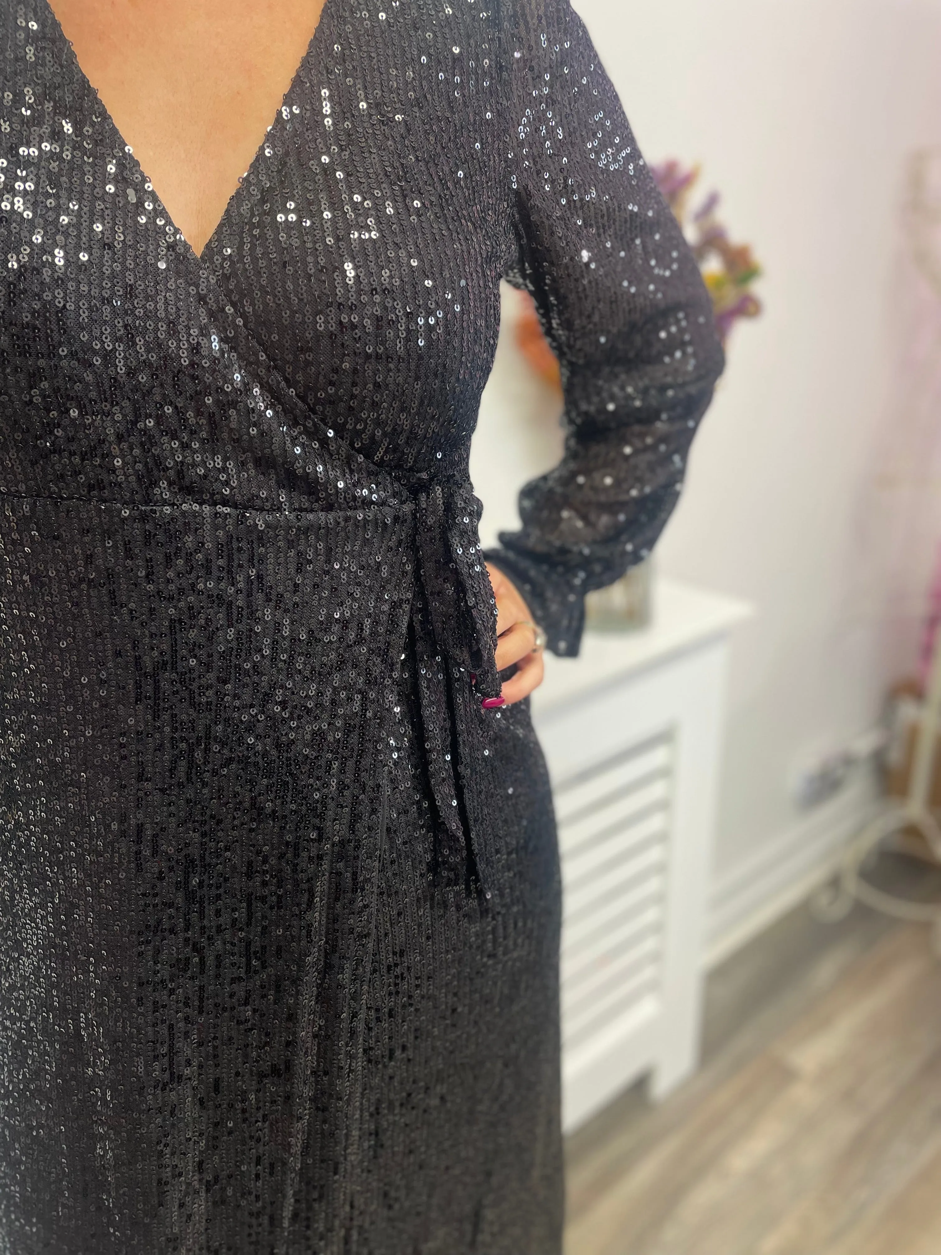 MIRA SEQUIN MIDI WRAP DRESS (BLACK)